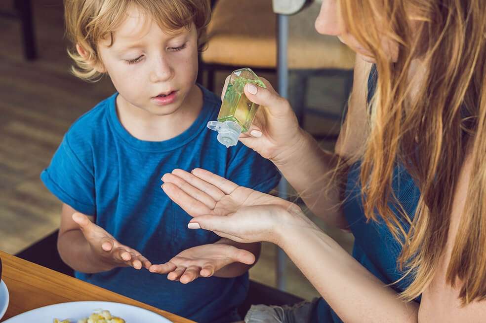 Los geles con alcohol pueden intoxicar a los niños: ¿qué debemos saber sobre ellos?