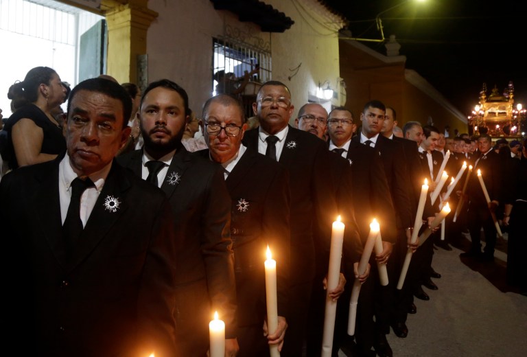SAN400. SANTA CRUZ DE MOMPOX (COLOMBIA), 30/03/2024.- Habitantes y turistas conmemoran el Viernes Santo con la procesión del Santo Sepulcro, acompañados por una imagen de la virgen, los caballeros de Jesucristo, las mujeres alumbradoras y los nazarenos de Santa Cruz, este viernes, en Mompox (Colombia). La procesión que transita acompañada por una banda de música de luto recorre las calles del centro histórico de este pueblo que fue declarado por Unesco en 1995 como patrimonio de la humanidad. EFE/Ricardo Maldonado Rozo