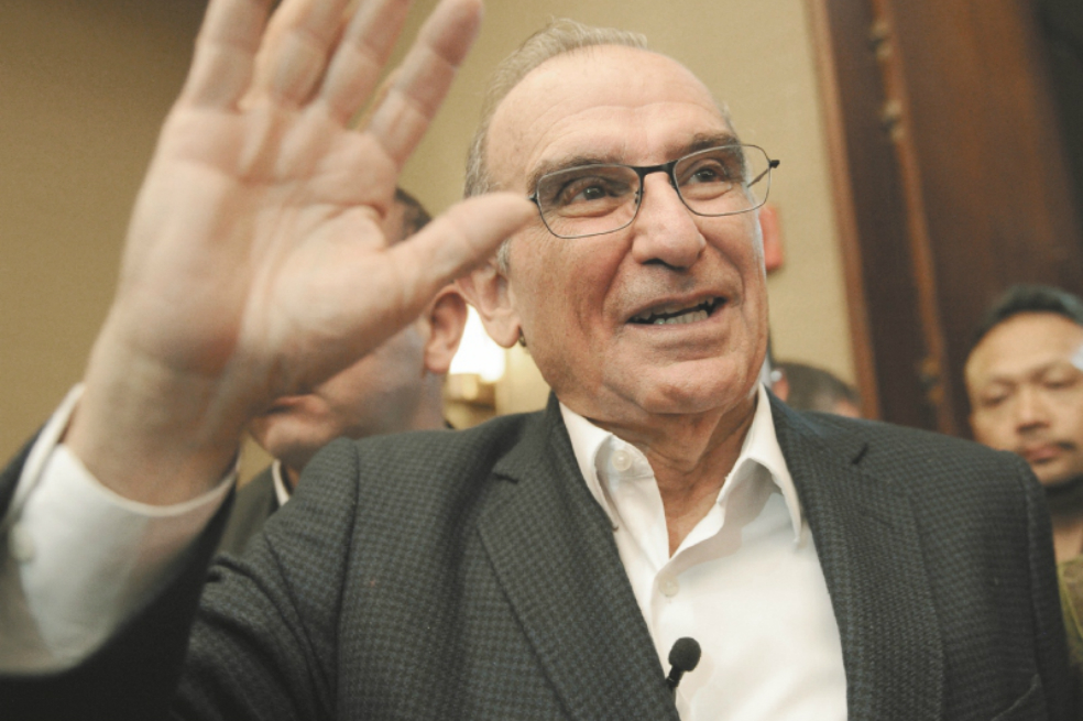 Humberto de la Calle celebra con sus seguidores la victoria en la consulta  liberal.  / Mauricio Alvarado - El Espectador