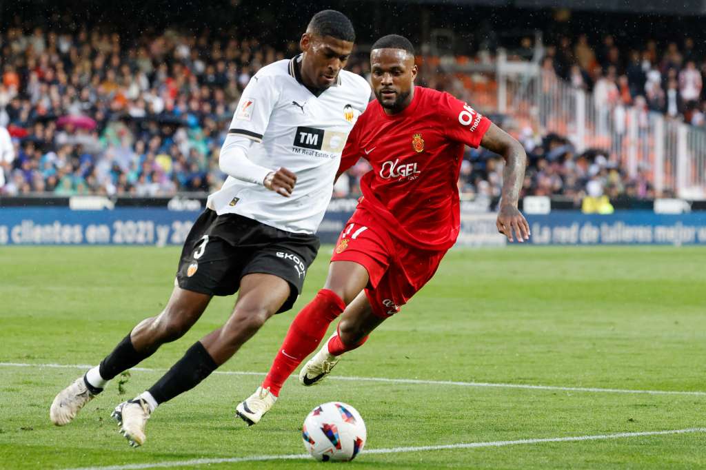 VALENCIA, 30/03/2024.- El delantero del RCD Mallorca Cyle Larin (d) se escapa de Cristhian Mosquera, del Valencia CF, durante el partido de la jornada 30 de LaLiga que Valencia CF y RCD Mallorca disputan este sábado en el estadio de Mestalla, en Valencia. EFE/ Ana Escobar