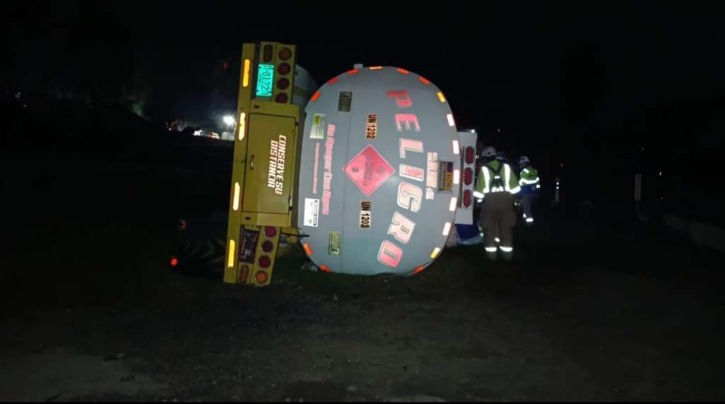 Imagen de la tractomula volcada en la vía.