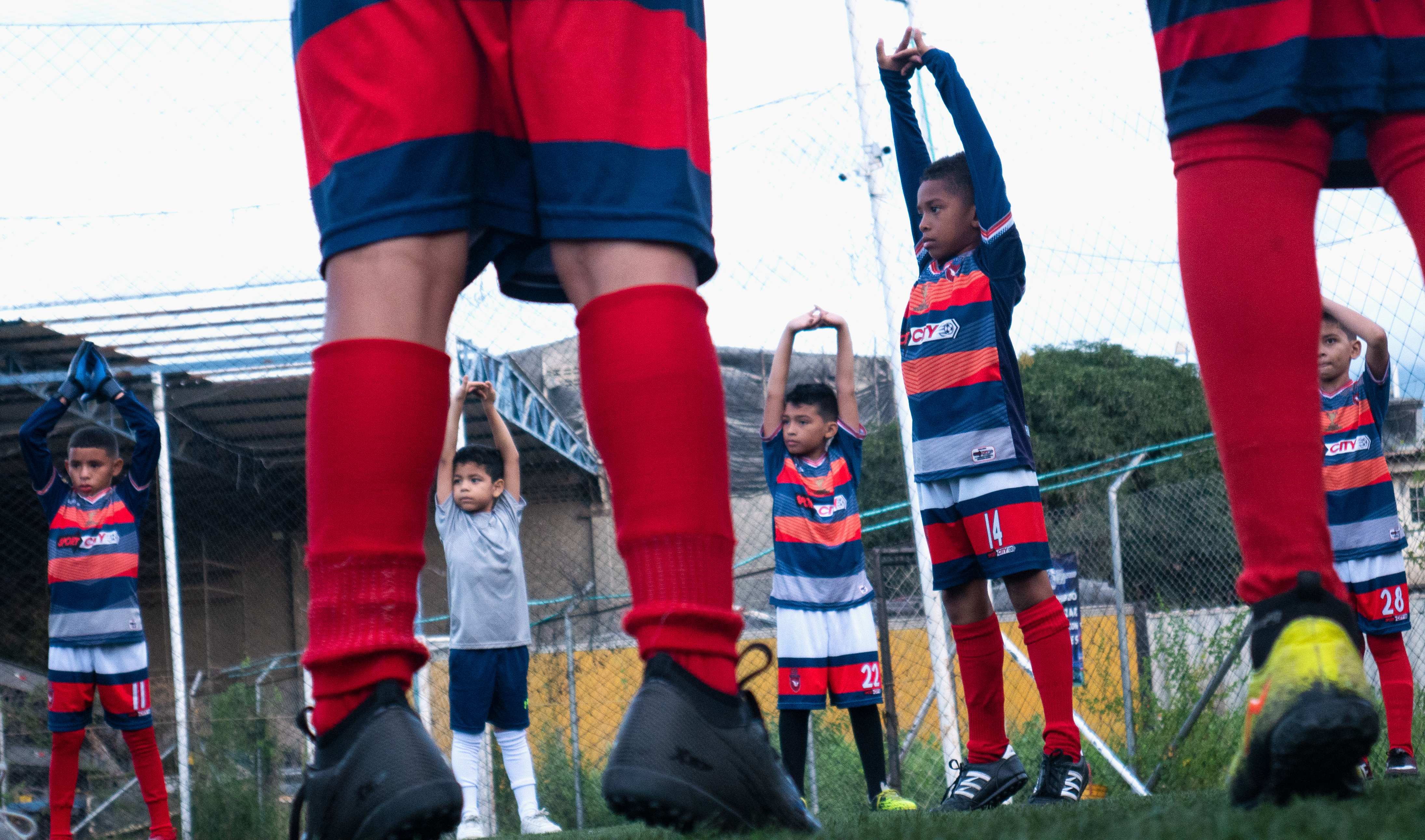 Fabian Lasso, el conocido "Kanté", dirige el estiramiento de su equipo.