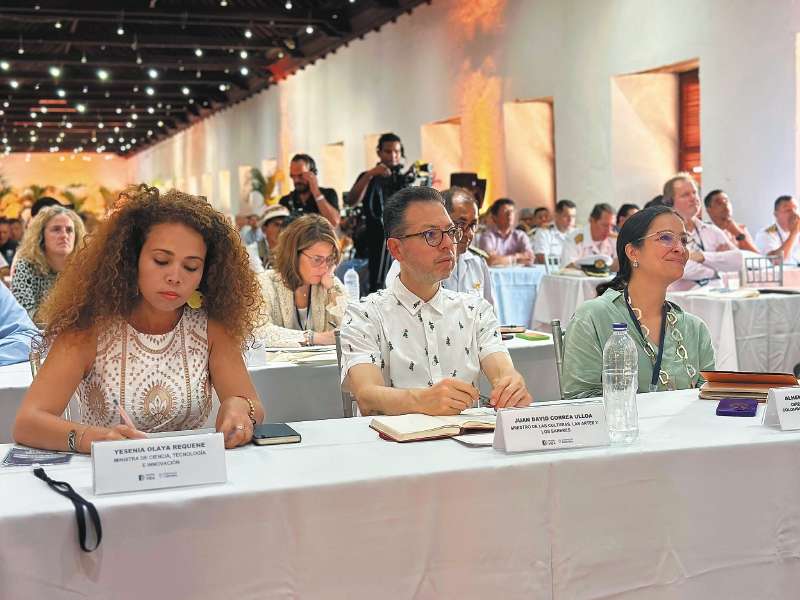 Los ministros de Ciencia, Yesenia Olaya (izq.), y de Cultura, Juan David Correa, y la directora del ICANH, Alhena Caicedo, en el simposio internacional sobre el galeón San José en Cartagena. / Cortesía