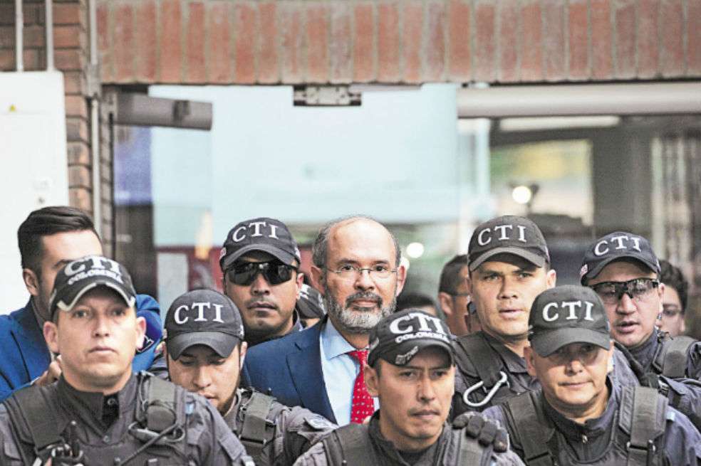 El exmagistrado Francisco Ricaurte entrando a los juzgados de Paloquemao para su imputación de cargos a finales de septiembre de 2017. / Gustavo Torrijos - El Espectador