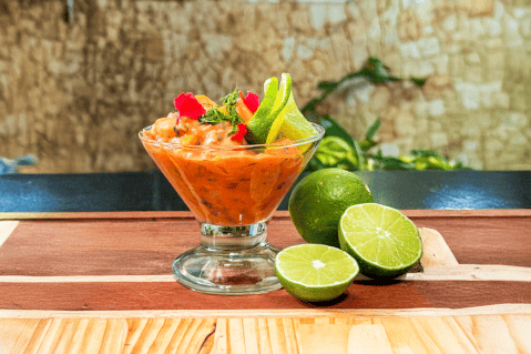 Así se hace un cóctel de camarones con mango