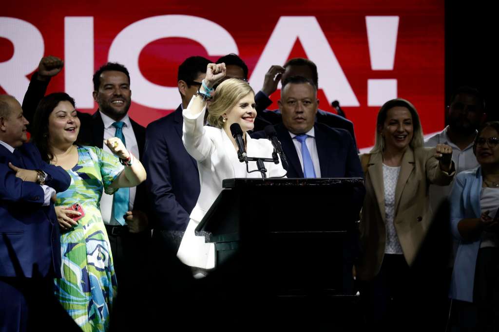 AME1055. SAN JOSÉ (COSTA RICA), 02/02/2026.- La candidata derechista del Partido Pueblo Soberano Laura Fernández celebra este domingo, en San José (Costa Rica). Fernández anunció un "cambio profundo e irreversible" para fundar "la tercera república", y prometió a la oposición que su Gobierno será de "diálogo y conciliación". EFE/ Jeffrey Arguedas