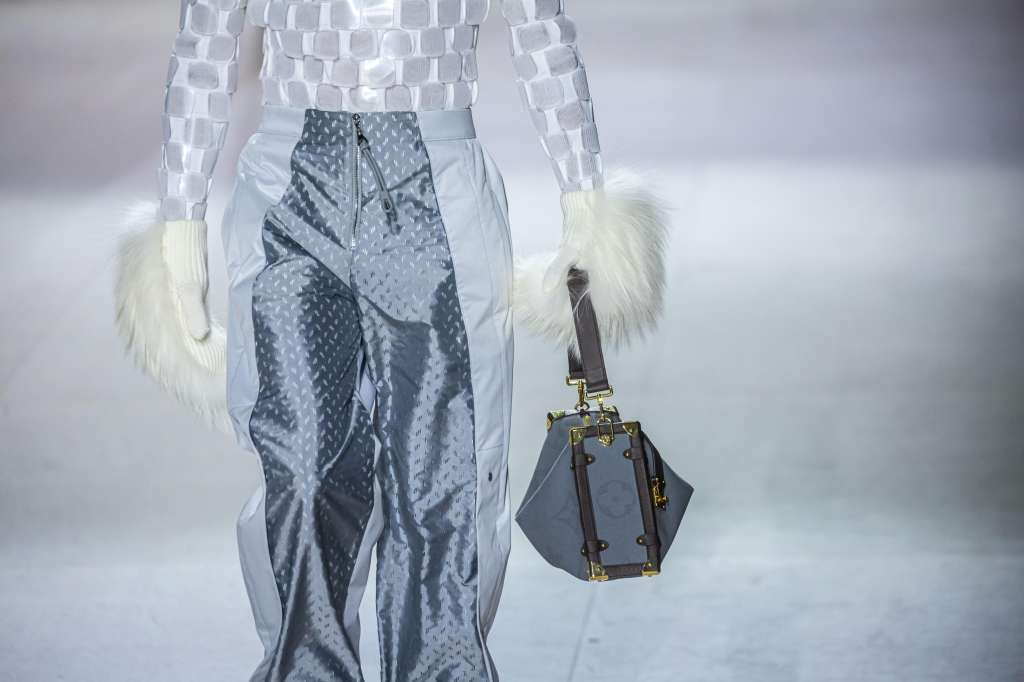 Paris (France), 05/03/2024.- A model presents a creation from the Fall/Winter 2024/2025 Collection by French designer Nicolas Ghesquiere for Louis Vuitton during the Paris Fashion Week, in Paris, France, 05 March 2024. The presentation of the women's collections runs from 25 February to 05 March 2024. (Moda, Francia) EFE/EPA/CHRISTOPHE PETIT TESSON