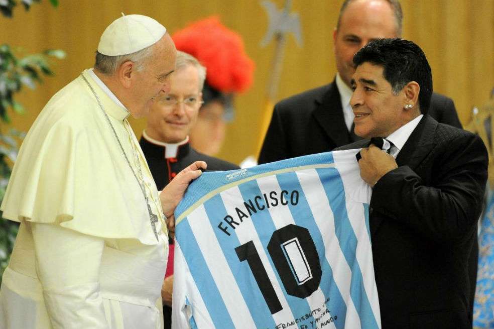 Foto de archivo publicada por Télam del Papa Francisco saludando al futbolista retirado argentino Diego Maradona en la Ciudad del Vaticano el 12 de octubre de 2016, antes de un partido de fútbol benéfico "Unidos por la Paz".