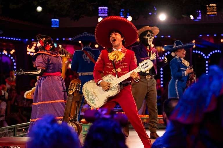 A bordo del Disney Treasure, el barco más nuevo de Disney Cruise Line, la vibrante ciudad de Santa Cecilia despierta en Plaza De Coco, la primera experiencia gastronómica teatral inspirada en la película de Disney y Pixar, “Coco”.
