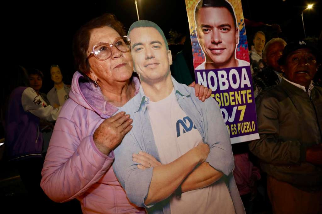FOTODELDÍA AME9364. QUITO (ECUADOR), 13/04/2025.- Simpatizantes de Daniel Noboa celebran este domingo, en Quito (Ecuador). Noboa ha sido reelegido presidente de Ecuador con el 56,13 % de los votos, frente al 43,87 % de la correísta Luisa González, cuando ya se ha escrutado el 75,82 % de las actas, según datos del Consejo Nacional Electoral (CNE). EFE/ Gianna Benalcazar