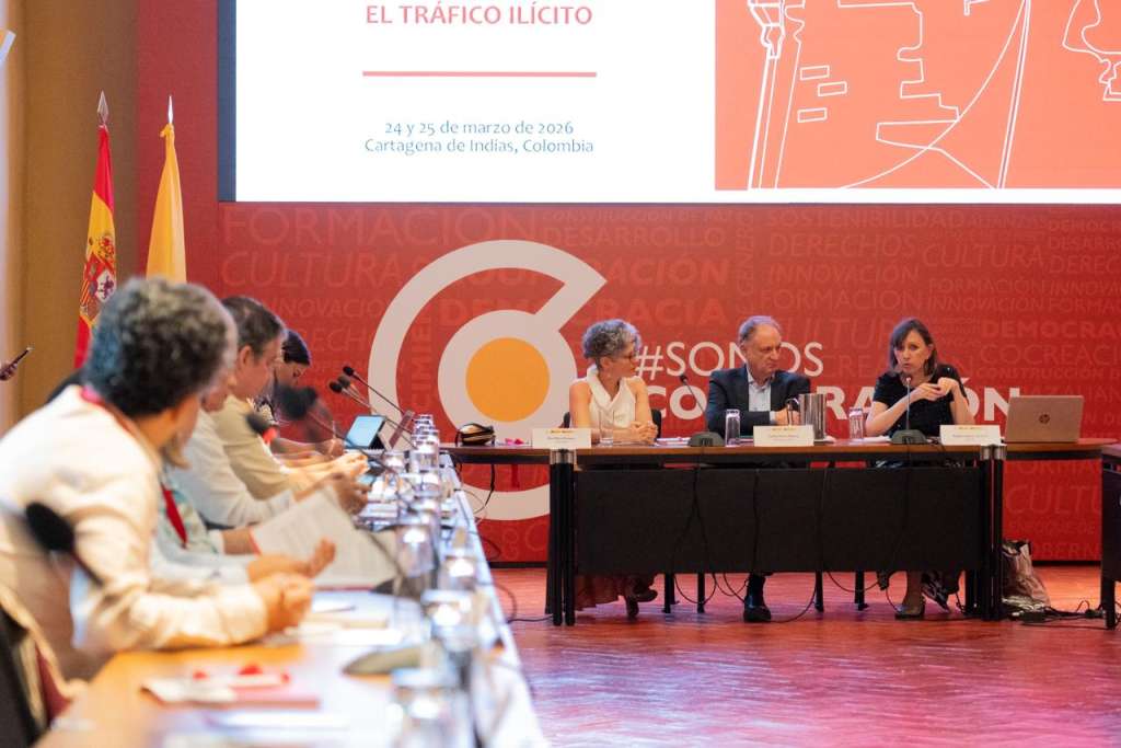 El encuentro fue presidido por Saia María Vergara, viceministra de los Patrimonios, las Memorias y la Gobernanza Cultural (izq.); Carlos Ybarra, director del Centro de Formación de la Cooperación
Española (centro), y Ángeles Albert de León, directora general de Patrimonio Cultural y Bellas Artes del Ministerio de Cultura de España.