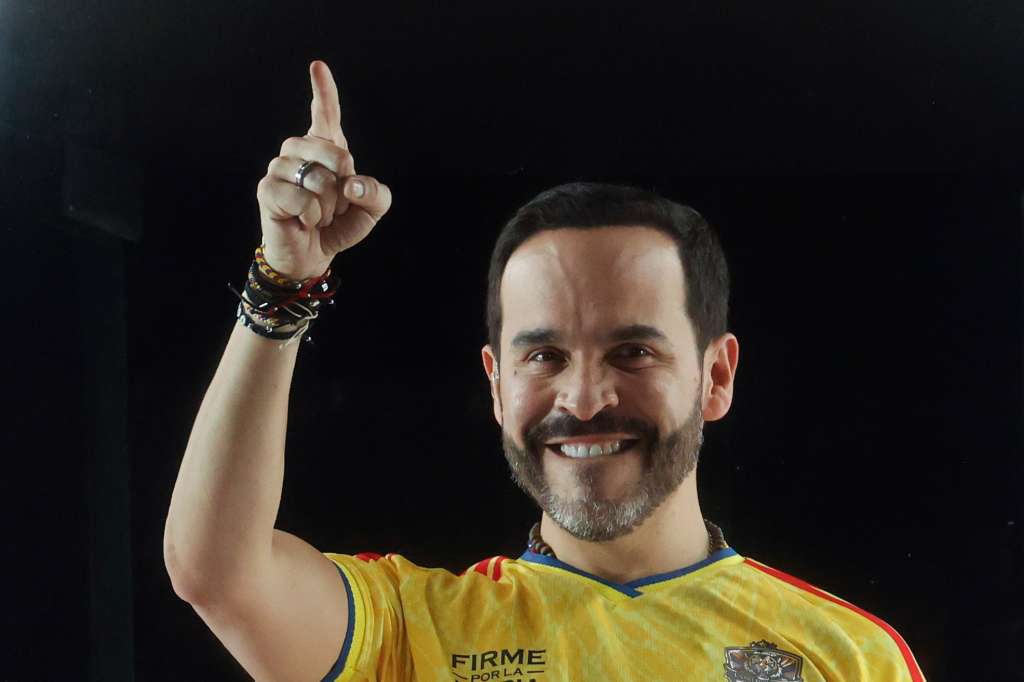 AME3278. BARRANQUILLA (COLOMBIA), 21/06/2026.- El ultraderechista Abelardo de la Espriella ganador de la segunda vuelta presidencial de este domingo en Colombia pronuncia un discurso, luego de los resultados preliminares que le dan el triunfo por delante del izquierdista Iván Cepeda, en Barranquilla (Colombia). EFE/ Mauricio Dueñas Castañeda
