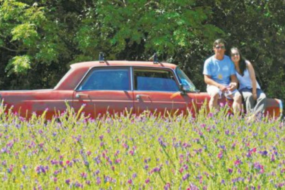 Matyas Varela y Manuela Cueto compraron un Peugeot 404, modelo 74, para dedicarse a lo que más les gusta: viajar. / Fotos: cortesía