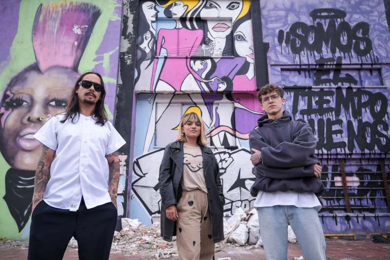 “Hemos tenido que buscar esas ayudas económicas del Estado y por ejemplo, cuando nosotros llegamos a San Felipe, este barrio no tenía ningún mural y nosotros llegamos a pintarlo, y en algún momento llegaron marcas a querer borrarnos, pero no dejamos. Nosotros pensamos que es bueno que el barrio se vuelva comercial, pero no queremos que se prostituya para marcas en cuanto al tema de murales”, agrega Mantilla.