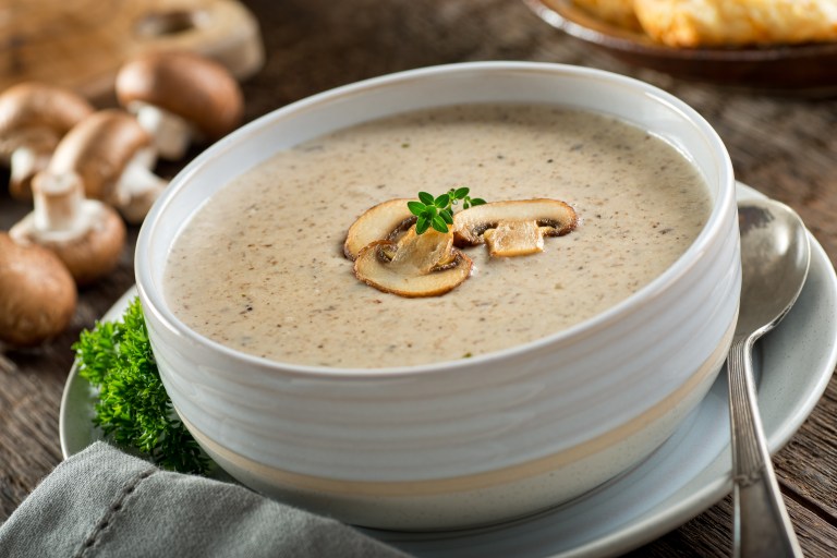 Este es el paso a paso para preparar una crema de champiñones sin gluten