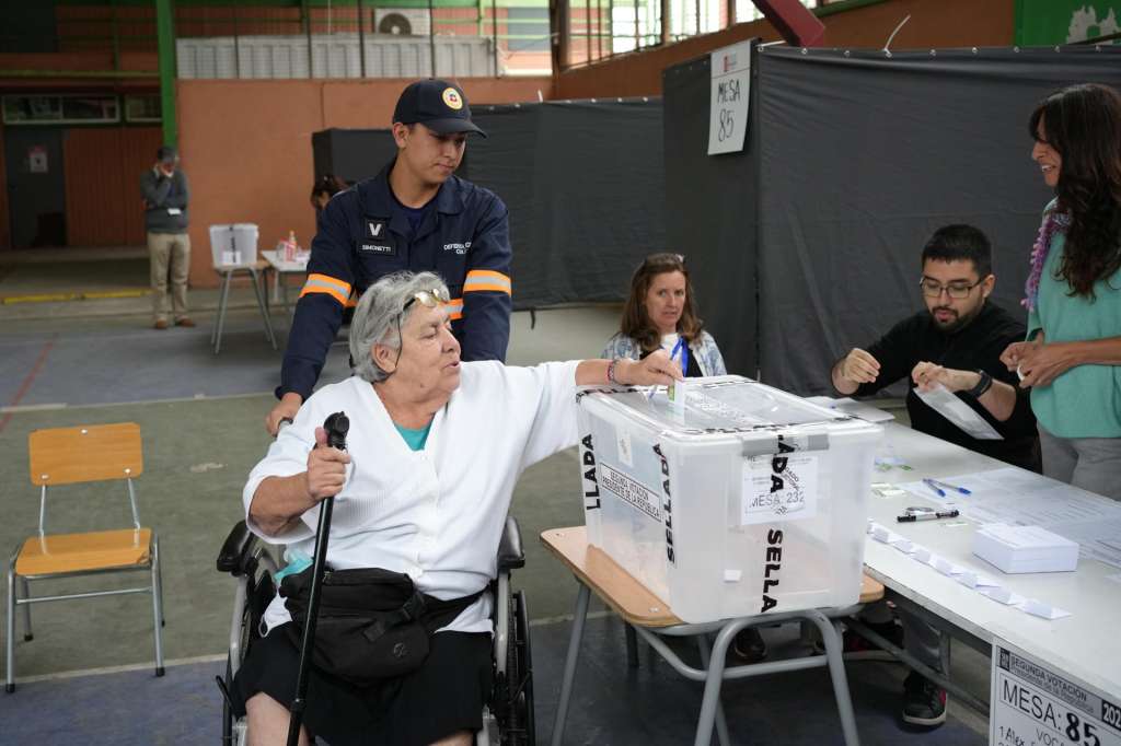 AME8070. SANTIAGO (CHILE), 14/12/2025.- Una mujer vota este domingo, durante la segunda vuelta presidencial en Chile en Santiago (Chile). La segunda vuelta en Chile escogerá entre Jeannette Jara y José Antonio Kast al sucesor del progresista Gabriel Boric. EFE/ Adriana Thomasa
