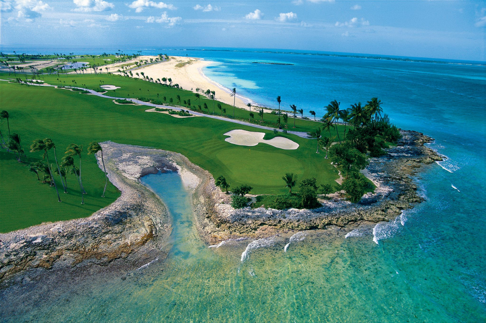 Las Bahamas cuenta con algunos de los campos de golf más lindos del mundo por las playas de azules y verdes que sirven de fondo.