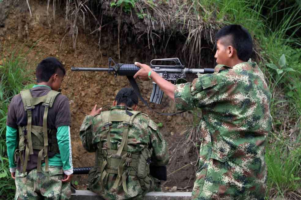 Toribío, Cauca. Un integrante de las Farc dispara su arma, cerca del casco urbano de la población de El Palo. / EFE