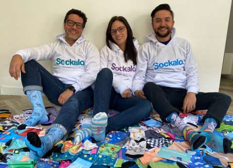Crearon una marca de medias que apoya a personas con síndrome de Down