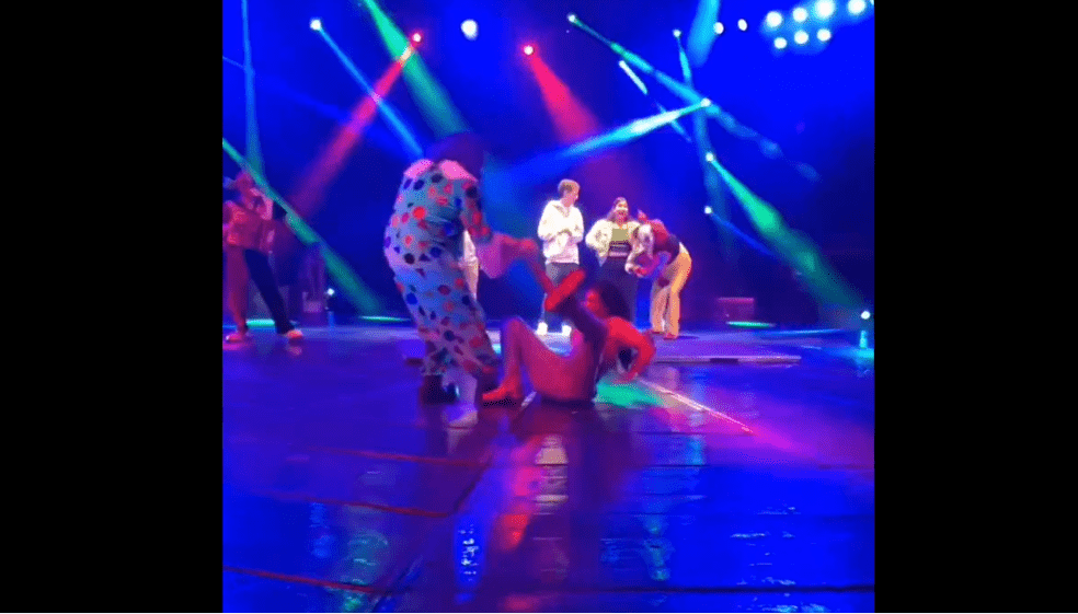 Video: Andrea Valdiri se fue al piso por arriesgado baile en un circo