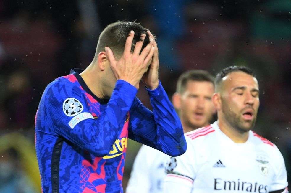 Gerard Piqué, jugador de Barcelona en medio del encuentro contra Benfica en fase de grupos.