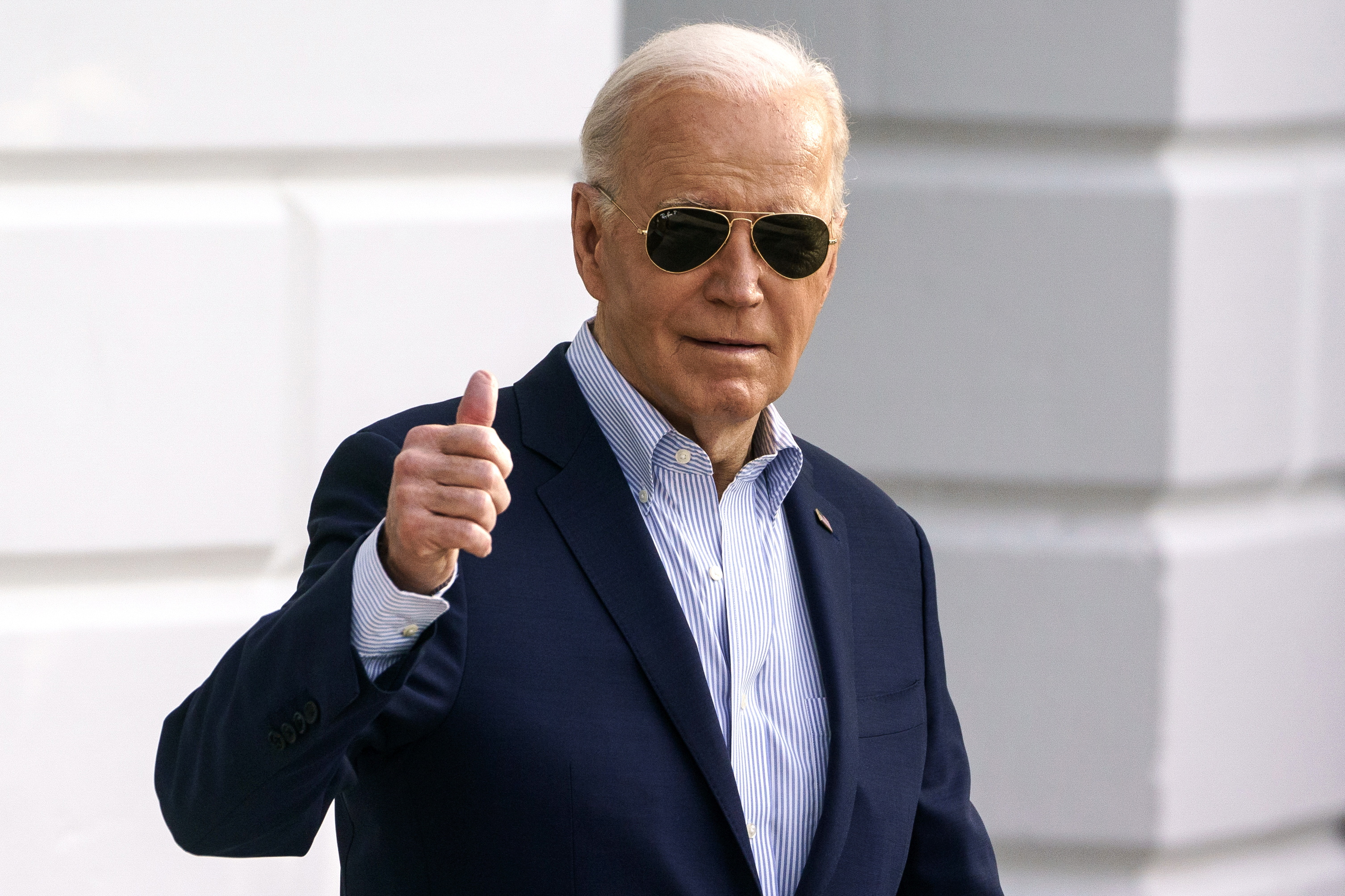 Washington (Usa), 19/03/2024.- US President Joe Biden gestures as he departs the White House Washington, DC, USA, 19 March 2024. The president is due to attend campaign events in Reno, Nevada. EFE/EPA/WILL OLIVER