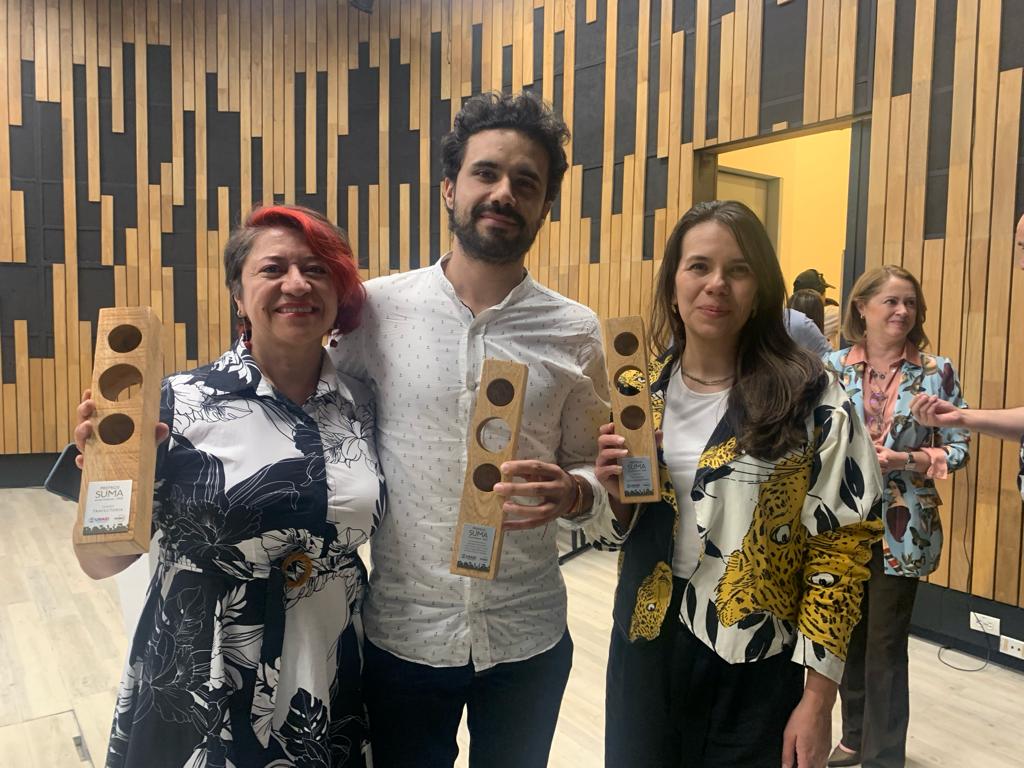 Gloria Castrillón, exdirectora Editorial de Colombia +20 de El Espectador, Sergio Silva Numa, editor de la sección Vivir y Natalia Herrera Durán, periodista de Investigación de El Espectador, en la ceremonia de los Premios de periodismo Suma 2023.