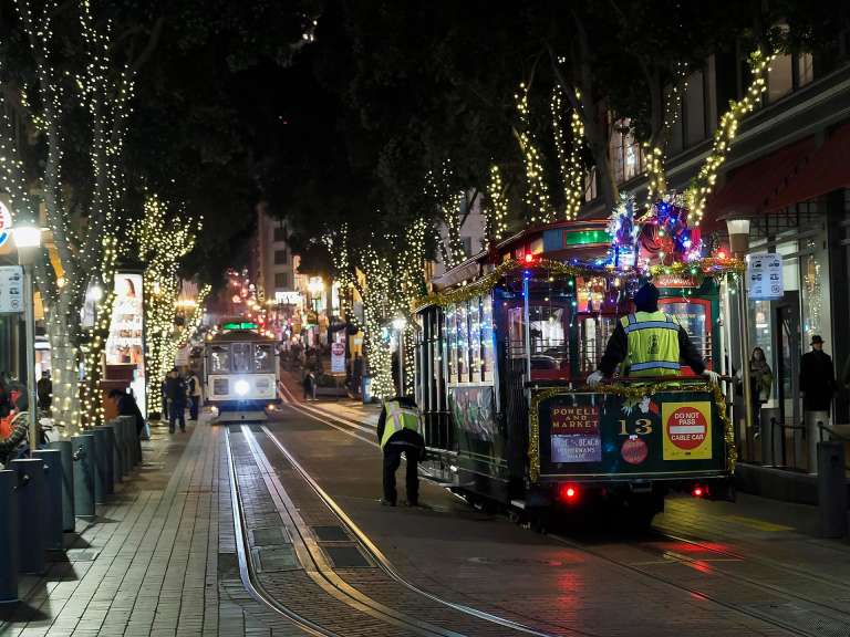 SAN FRANCISCO (United States), 16/12/2025.- The iconic cable car at the Powell and Market Street turnaround at San Francisco Union Square in San Francisco, California, USA, 15 December 2025. Following the COVID-19 pandemic in the United States, an exodus of companies left the downtown area, particularly affecting the Union Square retail district. Major retailers are returning to the once-premier shopping district, showing signs of a strong rebound. (Estados Unidos) EFE/EPA/JOHN G. MABANGLO