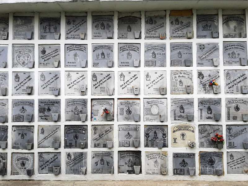 Muro de tumbas de cuerpos sin identificar en el Cementerio del Sur de Bogotá. / Fotos: Lionel Poussery