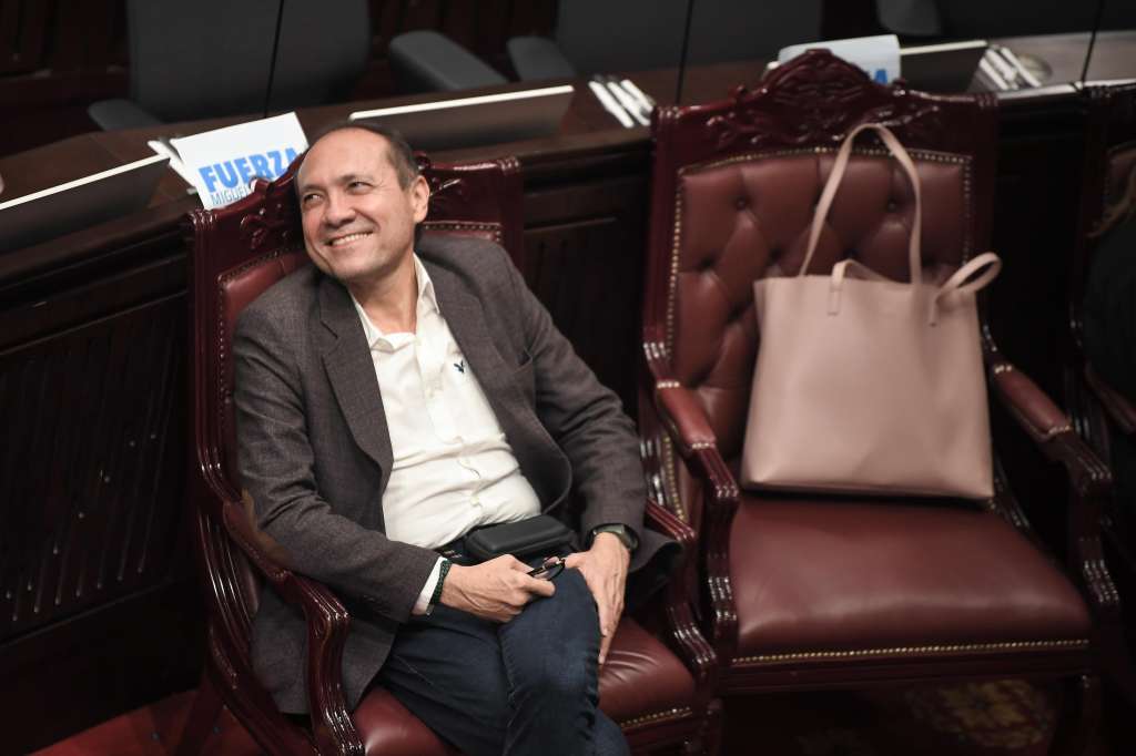 El ministro de Trabajo, Antonio Sanguino, en la sesión plenaria de este viernes.