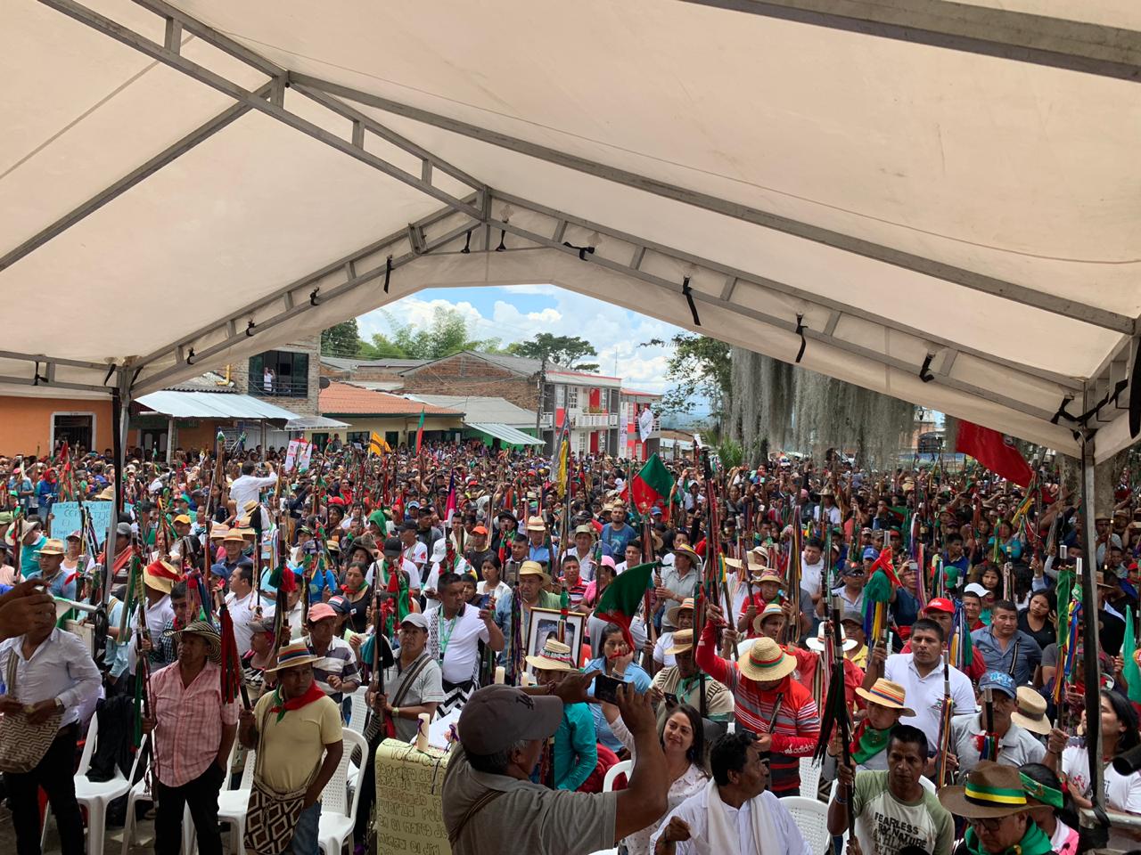 Alrededor de 5.000 indígenas se concentraron en la plaza pública a la espera del presidente.OnicLas comunidades argumentaronque la decisión de reunirse con Duque no podíaser tomada por los voceros de la minga, sino por la asamblea.