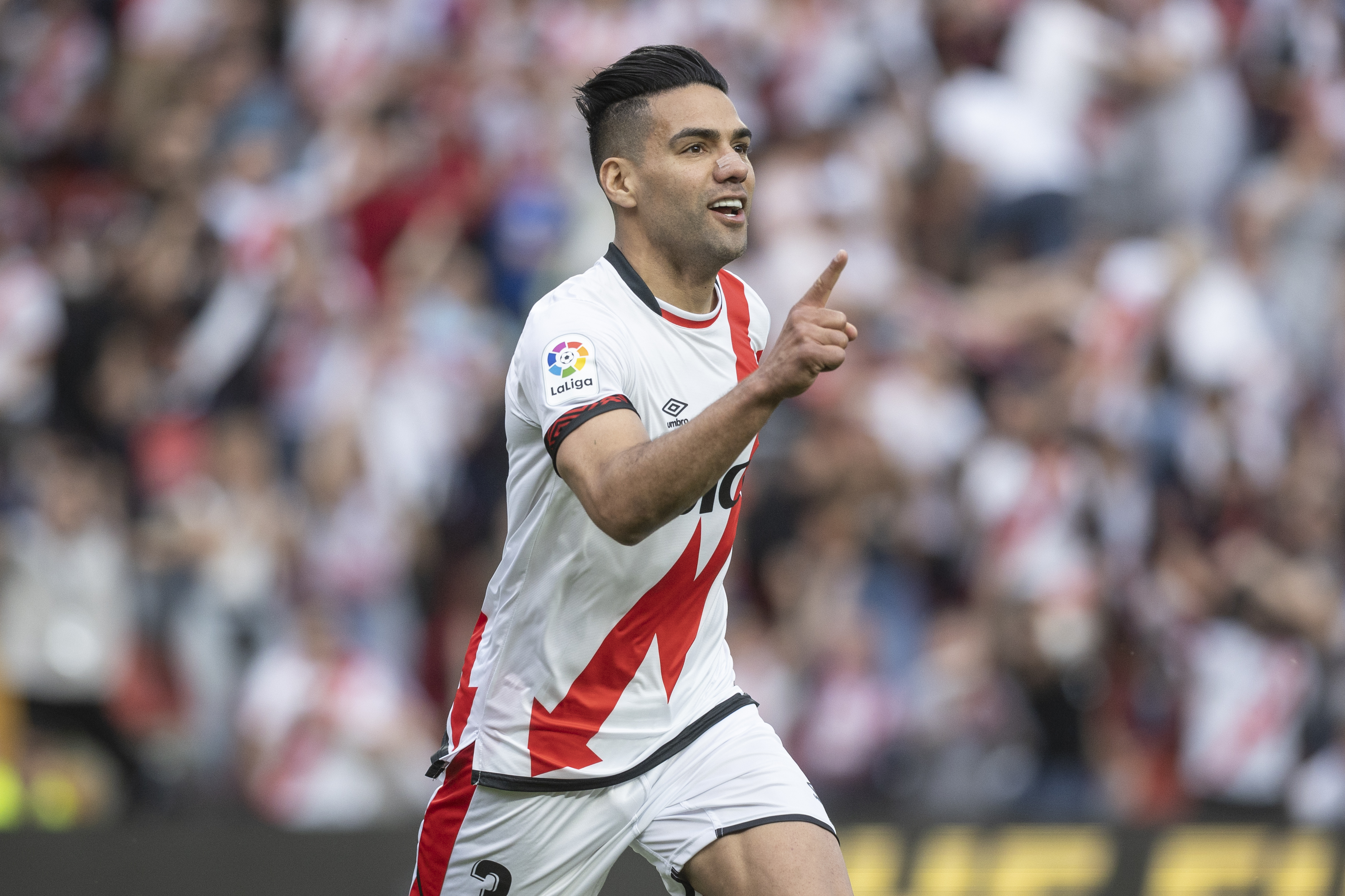 MADRID, 01/05/2022.- El delantero del Rayo Vallecano Radamel Falcao celebra tras marcar ante la Real Sociedad, durante el partido de Liga en Primera División que se disputa este domingo en el estadio de Vallecas, en Madrid. EFE/Rodrigo Jiménez