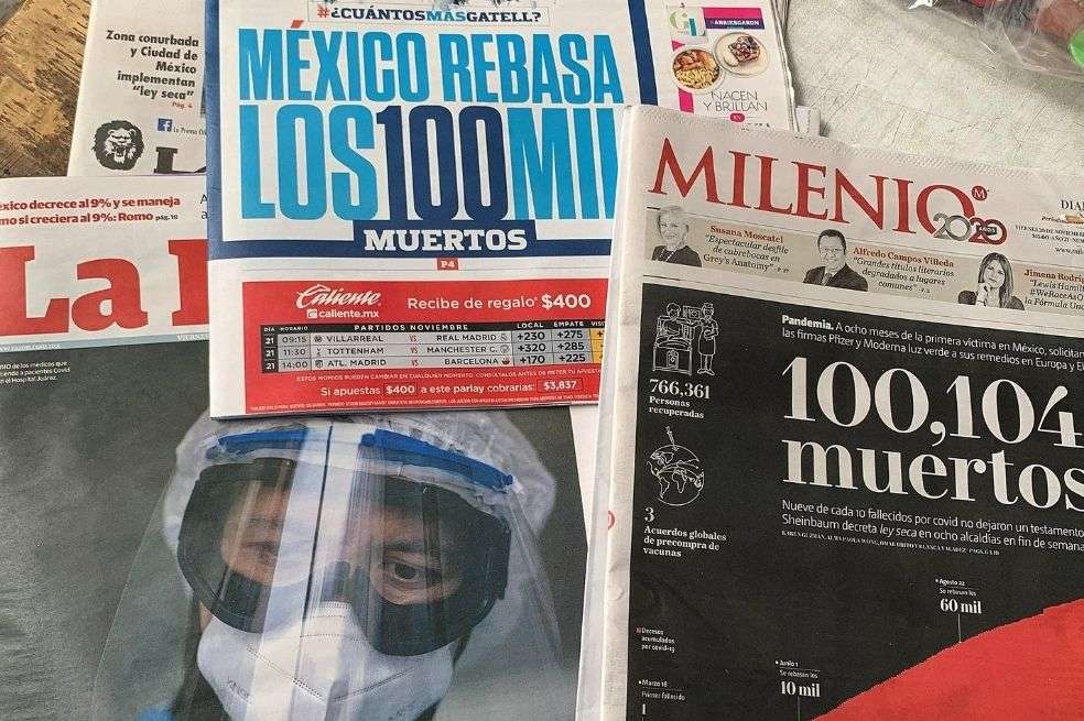 Vista de los principales diarios del país exhibidos en un kiosko de periódicos de Ciudad de México (México).