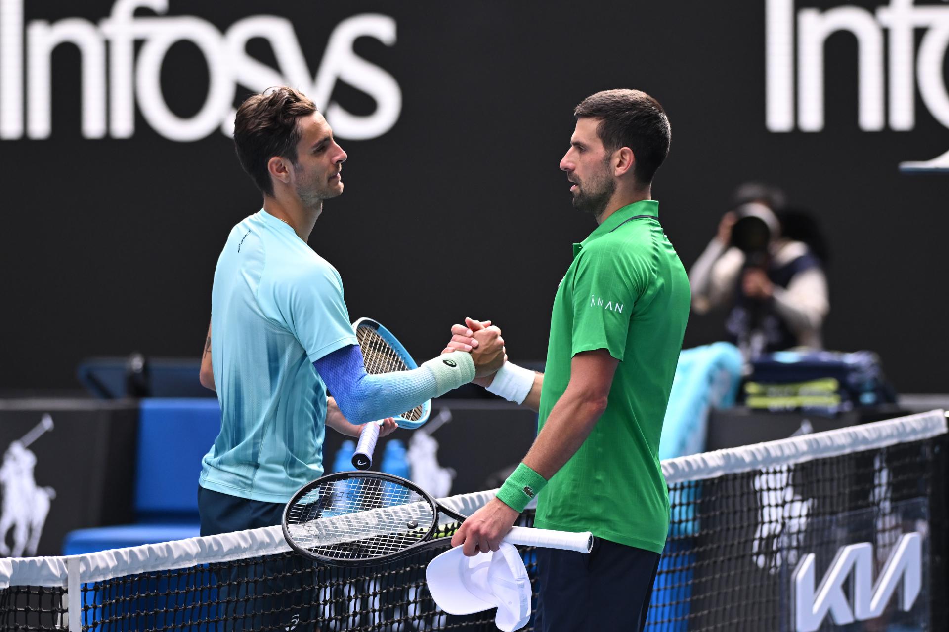 MELBOURNE (Australia), 28/01/2026.- Lorenzo Musetti (L) of Italy retires injured during his men’s quarterfinals against Novak Djokovic of Serbia on day 11 of the 2026 Australian Open tennis tournament at Melbourne Park in Melbourne, Australia, 28 January 2026. (Tenis, Italia) EFE/EPA/JOEL CARRETT AUSTRALIA AND NEW ZEALAND OUT