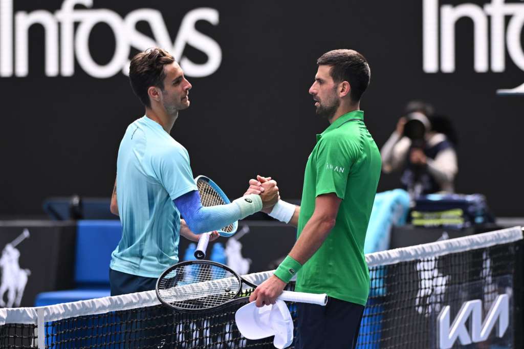 MELBOURNE (Australia), 28/01/2026.- Lorenzo Musetti (L) of Italy retires injured during his men’s quarterfinals against Novak Djokovic of Serbia on day 11 of the 2026 Australian Open tennis tournament at Melbourne Park in Melbourne, Australia, 28 January 2026. (Tenis, Italia) EFE/EPA/JOEL CARRETT AUSTRALIA AND NEW ZEALAND OUT