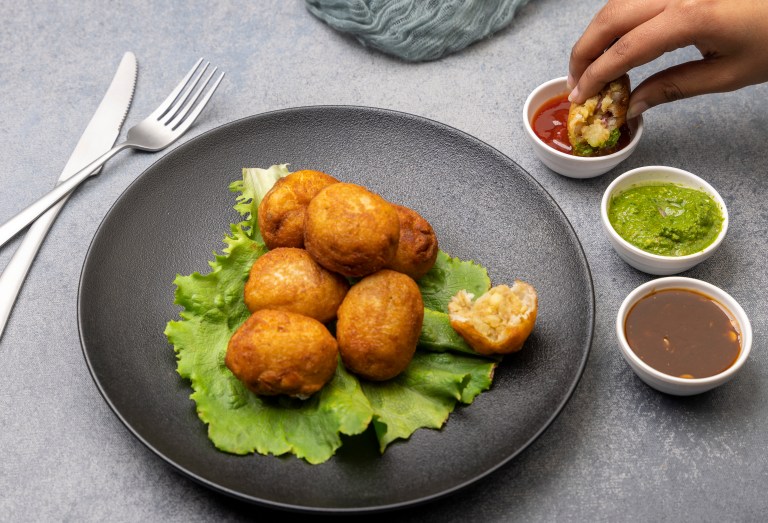 Receta: así se preparan las bolitas de plátano con queso y tocineta