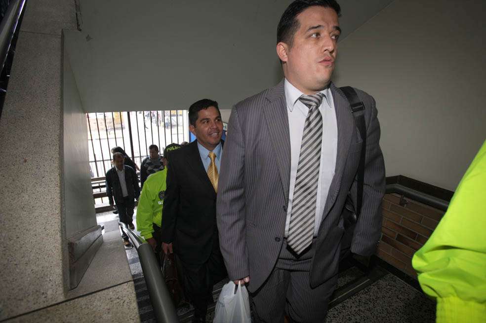 El coronel John Harvey Peña entró sonriendo a la audiencia de imputación de cargos en su contra. / Cortesía ‘Semana’