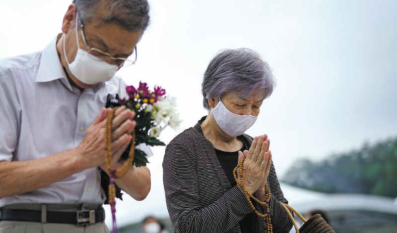 Representantes de las familias de supervivientes de la bomba de Hiroshima participan en una ceremonia conmemorativa.