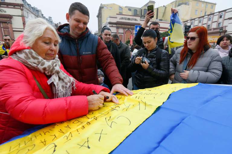Odesa (Ukraine), 12/11/2022.- Ukrainians who lived in Kherson and left it due to the Russian occupation, celebrate in downtown of the South Ukrainian city of Odesa, 12 November 2022. Ukrainian troops came into Kherson on 11 November to continue to retake the South of Ukraine from Russian troops. Russian troops entered Ukraine on 24 February 2022 starting a conflict that has provoked destruction and a humanitarian crisis. (Rusia, Ucrania) EFE/EPA/STR