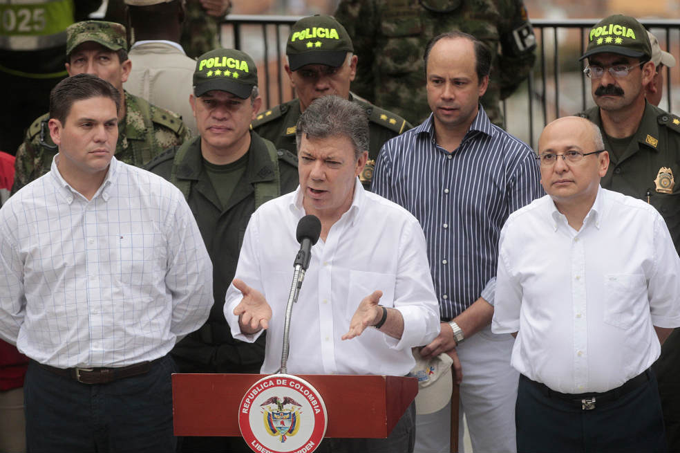 El ministro de Defensa, Juan Carlos Pinzón (izq.); el director de la Policía, general José Roberto León Riaño; el presidente Santos, y el fiscal general Eduardo Montealegre (der.), visitaron Medellín el pasado martes para establecer la estrategia de seguridad en esa ciudad. / Luis Benavides