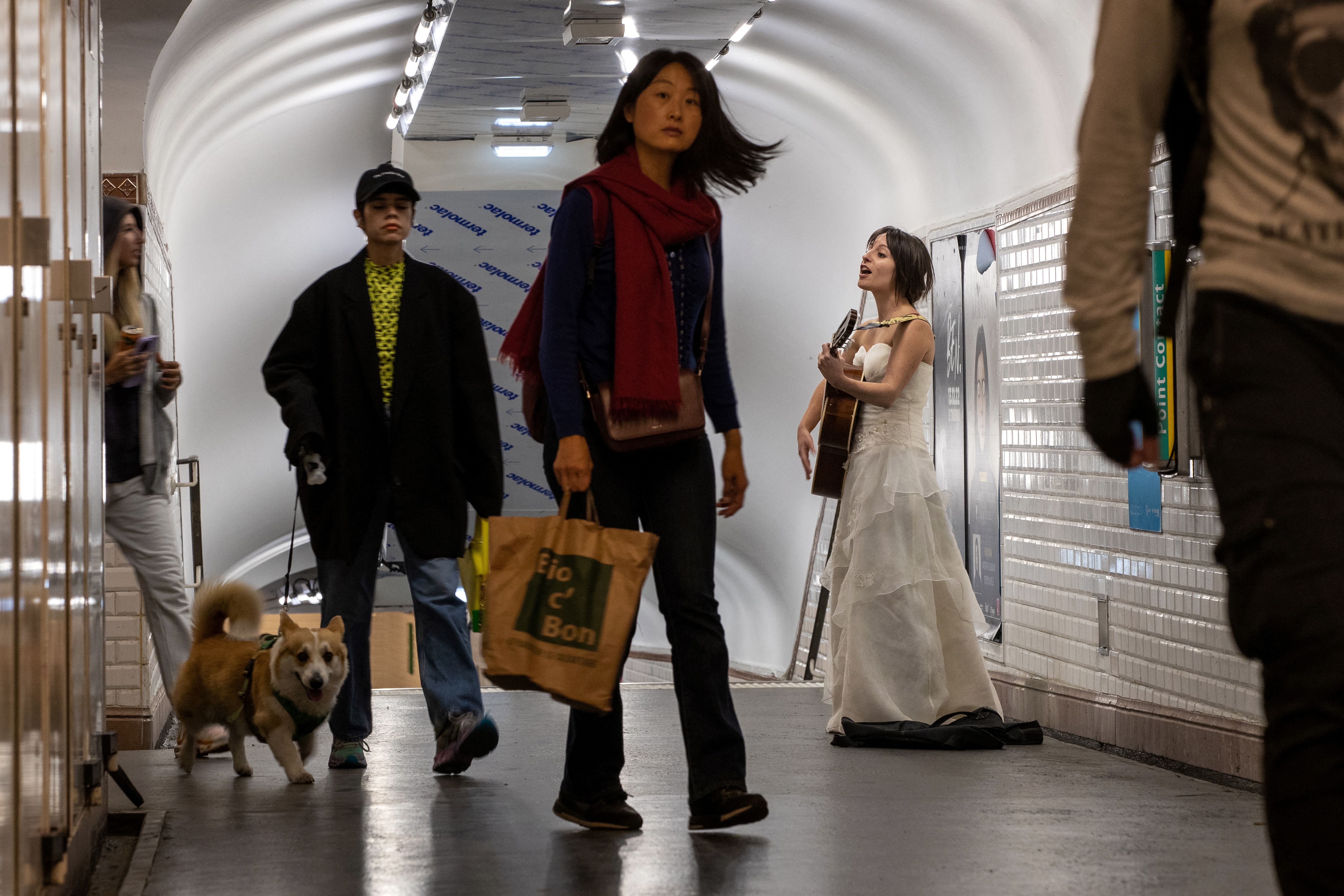 "Quiero ver cómo me desenvuelvo en un lugar donde la gente simplemente está de paso. ¿Se fijarán en mí, o no?", explica la cantante, mientras se prepara para cantar sus propias composiciones en la estación de Saint-Lazare, una de las más transitadas de toda Europa.