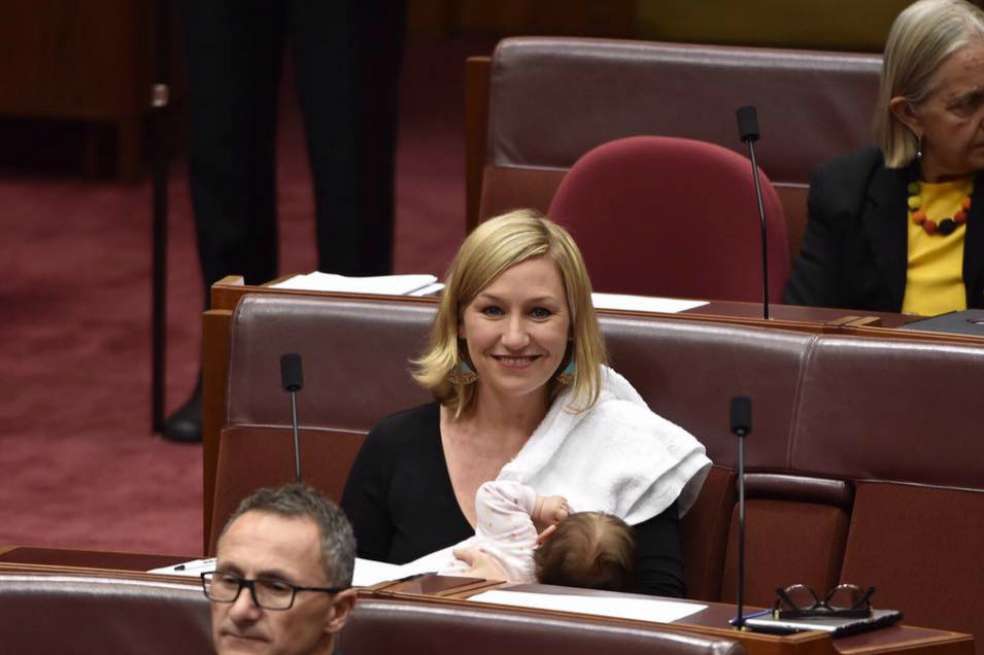Larissa Waters amamantando a su bebé en el Parlamento Federal de Australia. / Tomada de la página de Facebook de Larissa Waters.