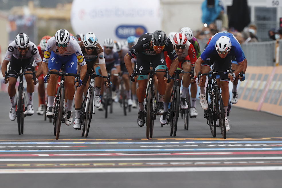 El francés, Arnaud Démare (derecha), ganó por segunda vez en su carrera una etapa del Giro de Italia.