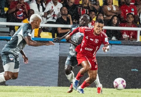 Polémica en el Pascual: América y Junior empataron con gol dudoso y expulsiones