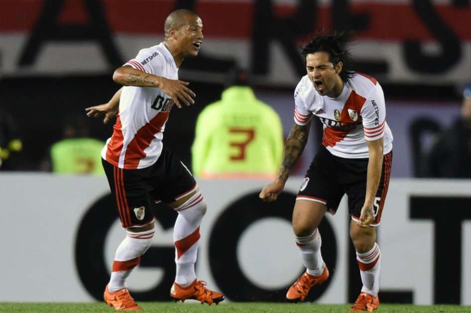 Los jugadores de River Plate Carlos Sánchez y Leonardo Pisculichi. / AFP
