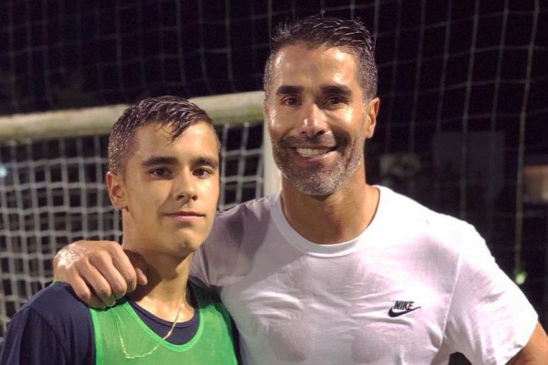 Tomás tiene 20 años y siguió los pasos de su padre Juan Pablo Ángel. El joven se ha convertido en todo un goleador del combinado colombiano. ¡Qué guapo!
