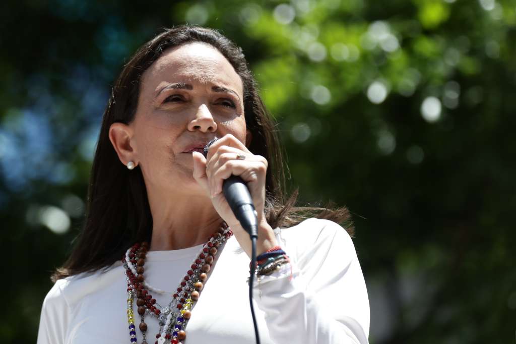 AME3965. CARACAS (VENEZUELA), 28/08/2024.- La líder opositora venezolana, María Corina Machado, pronuncia un discurso ante seguidores este miércoles, en una manifestación en Caracas (Venezuela). Machado aseguró que "ni un solo Gobierno democrático del mundo ha reconocido" la reelección de Nicolás Maduro, cuyo triunfo en las presidenciales del 28 de julio considera un "fraude", igual que buena parte de la comunidad internacional. EFE/ Ronald Peña