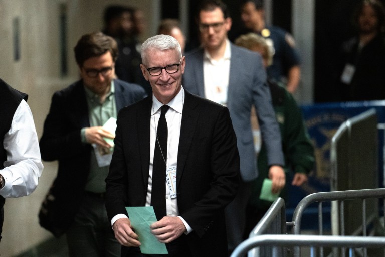 Anderson Cooper sale de ’60 minutos’, de CBS, después de veinte años