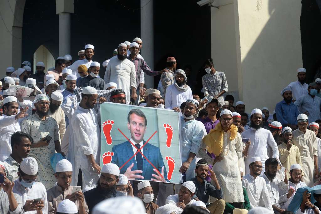 Manifestantes de un partido político islamista sostienen pancartas y gritan consignas durante una manifestación que pide el boicot de los productos franceses y denuncian al presidente francés Emmanuel Macron por sus comentarios sobre las caricaturas del profeta Mahoma,