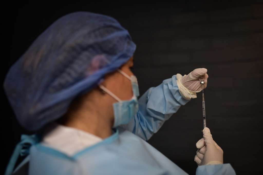 Jornada de vacunación de personas mayores contra el Covid19 en varios puntos de Bogotá con la dosis de Pfizer